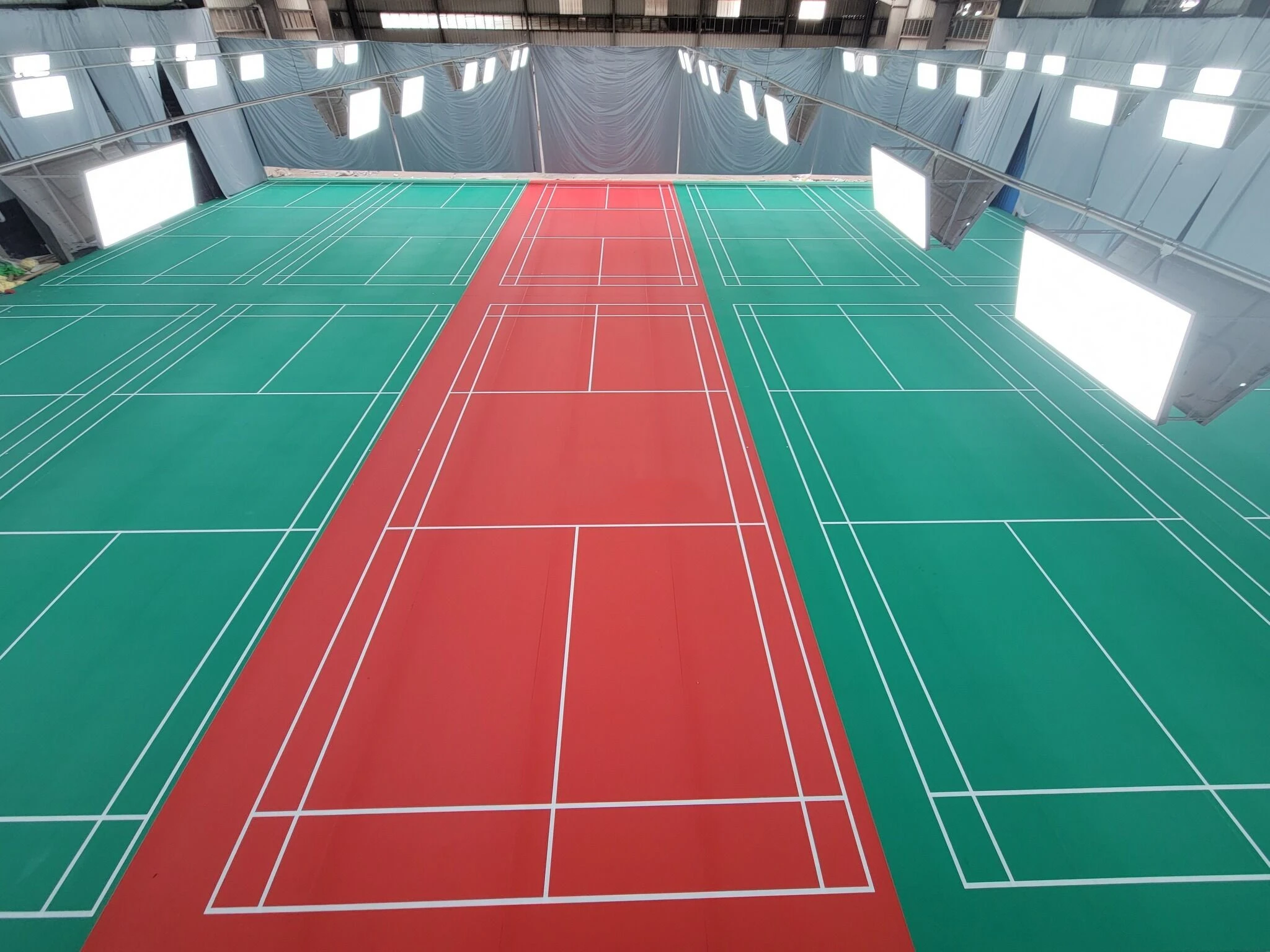 Thi công sân cầu lông - pickleball với thảm Vinyl TOPFLOR dày 8mm